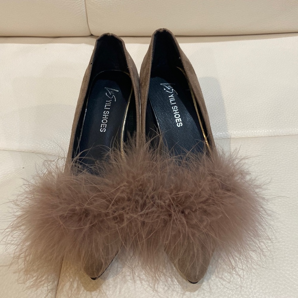 Tan/Brown Color 2 inches Heels with Feathers Designs in size 5 NWOT